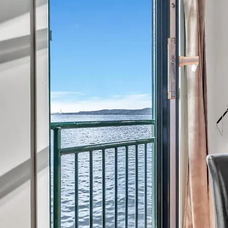 Heimby - Seaside View Luxury - Free Parking Apartment